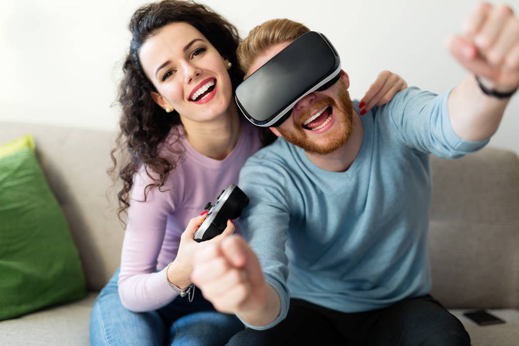 Jeune couple jouant à des jeux vidéo - Photo, image
