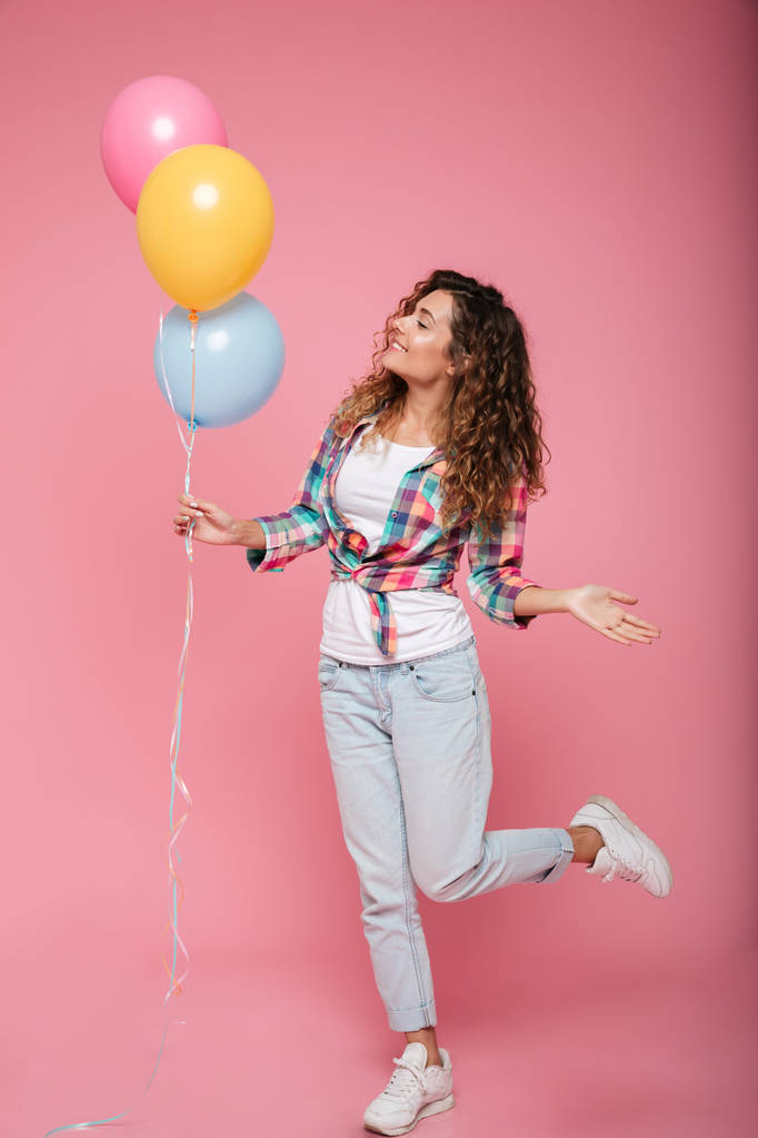 Boldog nő nézett félre hőlégballonok - Fotó, kép