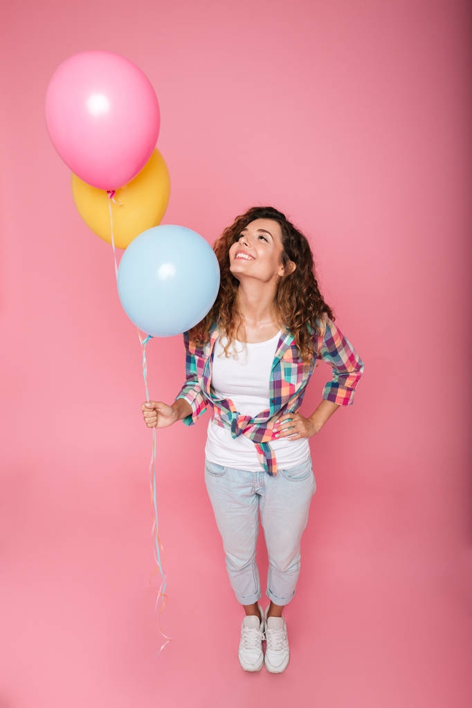 glückliche Frau mit Luftballons, die zur Seite schauen - Foto, Bild