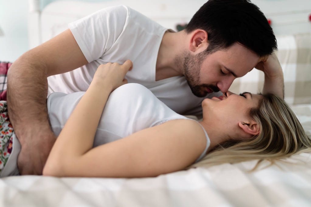 пара, проводящая романтическое время в постели
 - Фото, изображение