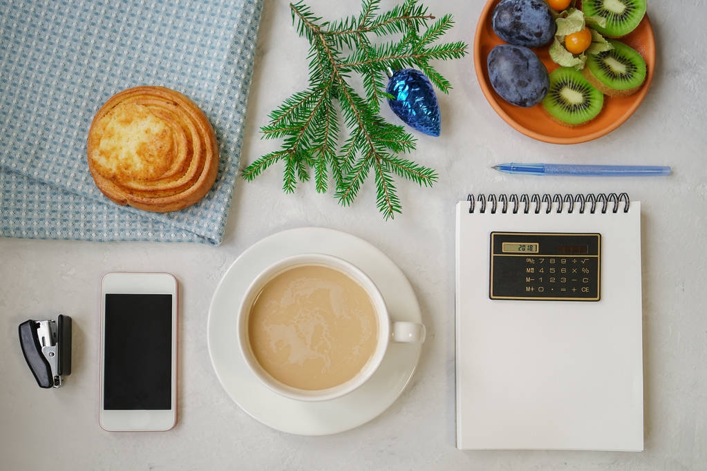 事務所に新年の静物。パン、コーヒー ミルク、カルク - 写真・画像