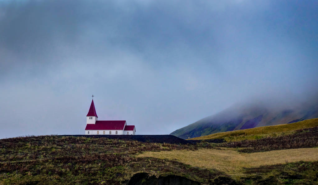 Iglesia Islandia con techo rojo en prados naturales
 - Foto, imagen