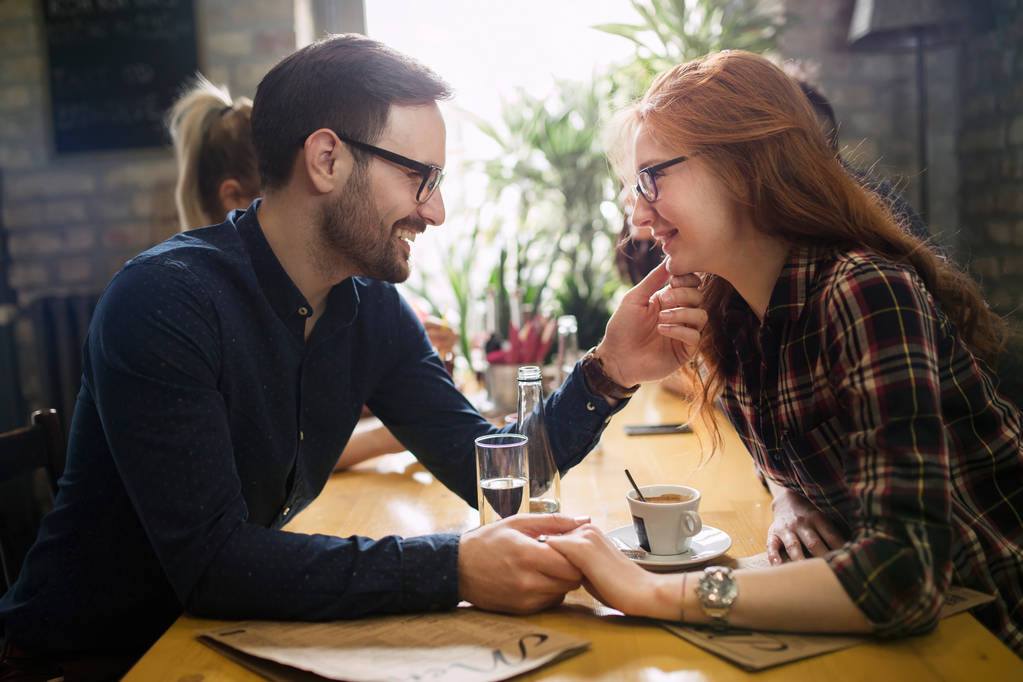 człowiek, flirtuje z kobietą w restauracji - Zdjęcie, obraz