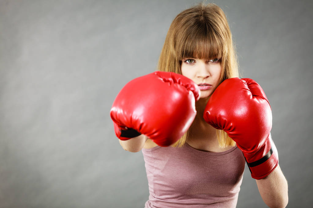 Mujer con guantes de boxeo
 - Foto, imagen