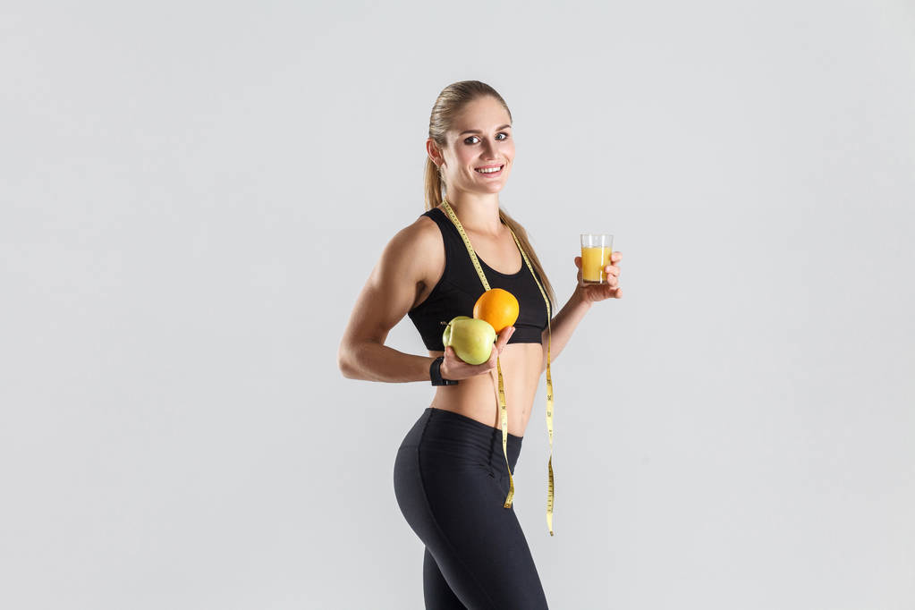 mujer sosteniendo frutas y jugo
 - Foto, Imagen