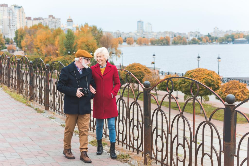 vanhempi turisti pari laiturilla
 - Valokuva, kuva
