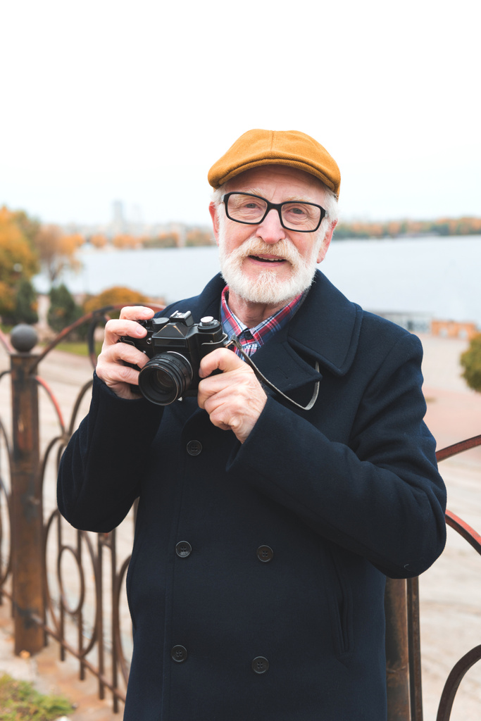 Senior man met fotocamera - Foto, afbeelding
