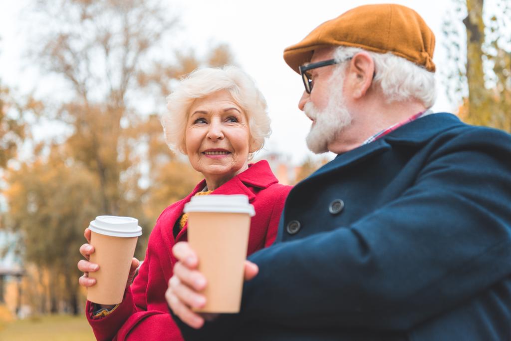pareja de ancianos con café para llevar
 - Foto, Imagen