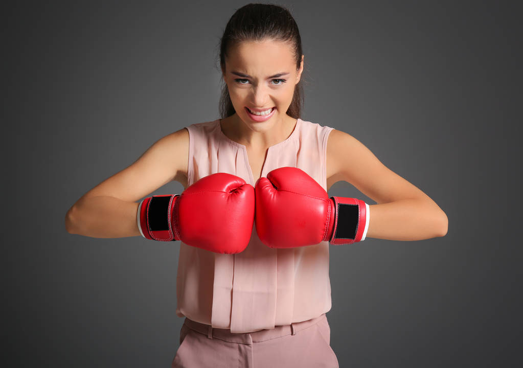 ボクシンググローブの若い女性 - 写真・画像