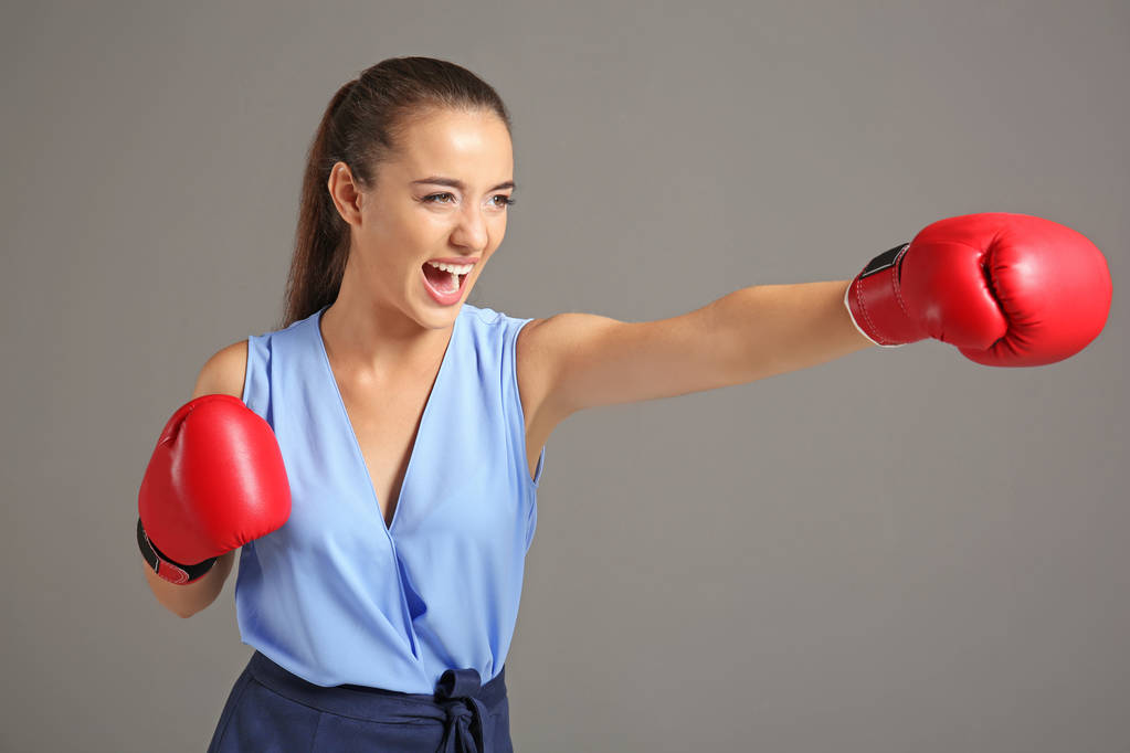 mladá žena v boxerských rukavicích - Fotografie, Obrázek