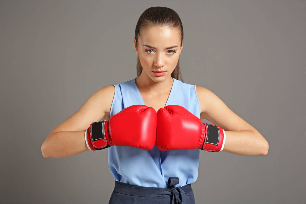 Молода жінка в боксерських рукавичках
 - Фото, зображення