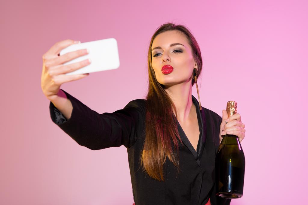 женщина с шампанским делает селфи
 - Фото, изображение