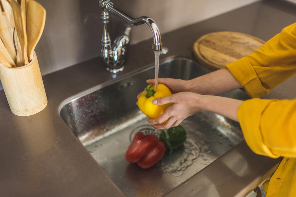 Жінка миє червоний перець
 - Фото, зображення