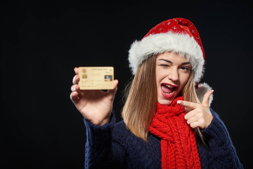 Boş kredi kartı ile Noel Baba şapkalı kız - Fotoğraf, Görsel