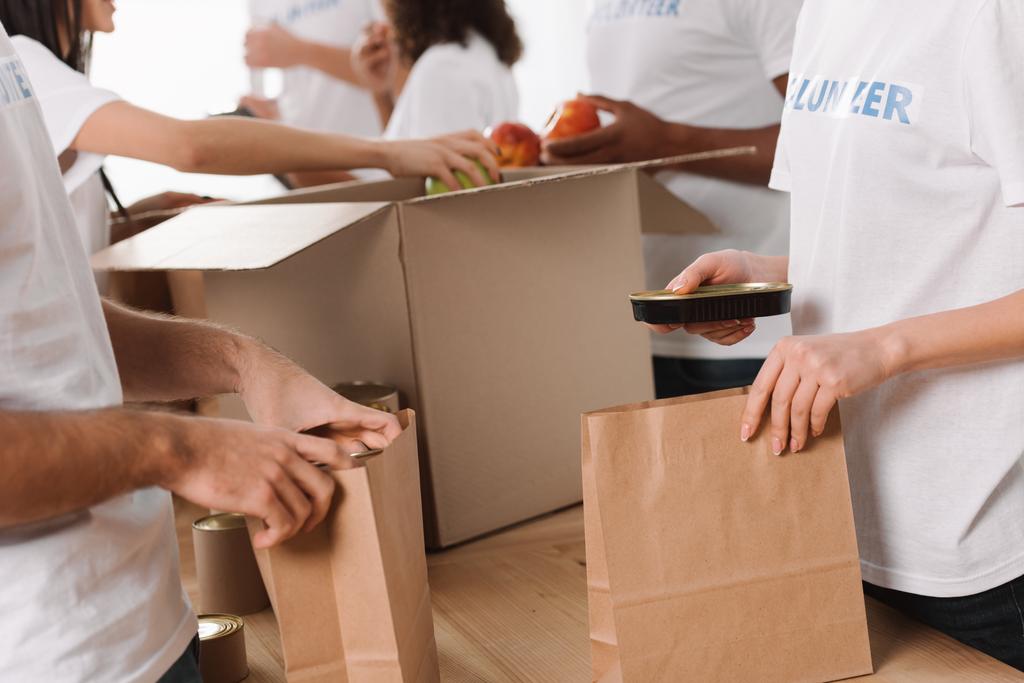 Freiwillige packen Lebensmittel für den guten Zweck ein - Foto, Bild
