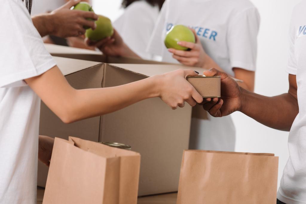 Freiwillige packen Lebensmittel für den guten Zweck ein - Foto, Bild