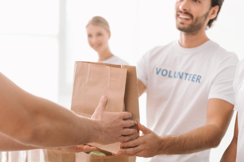 voluntario tomando paquete de caridad
 - Foto, Imagen