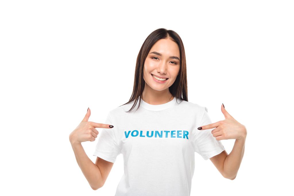 волонтер указывает на знак на футболке
 - Фото, изображение