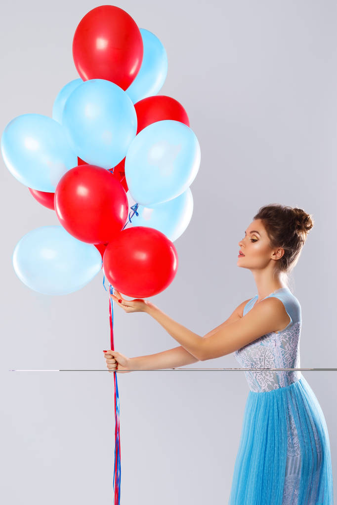 junge Frau mit bunten Luftballons - Foto, Bild