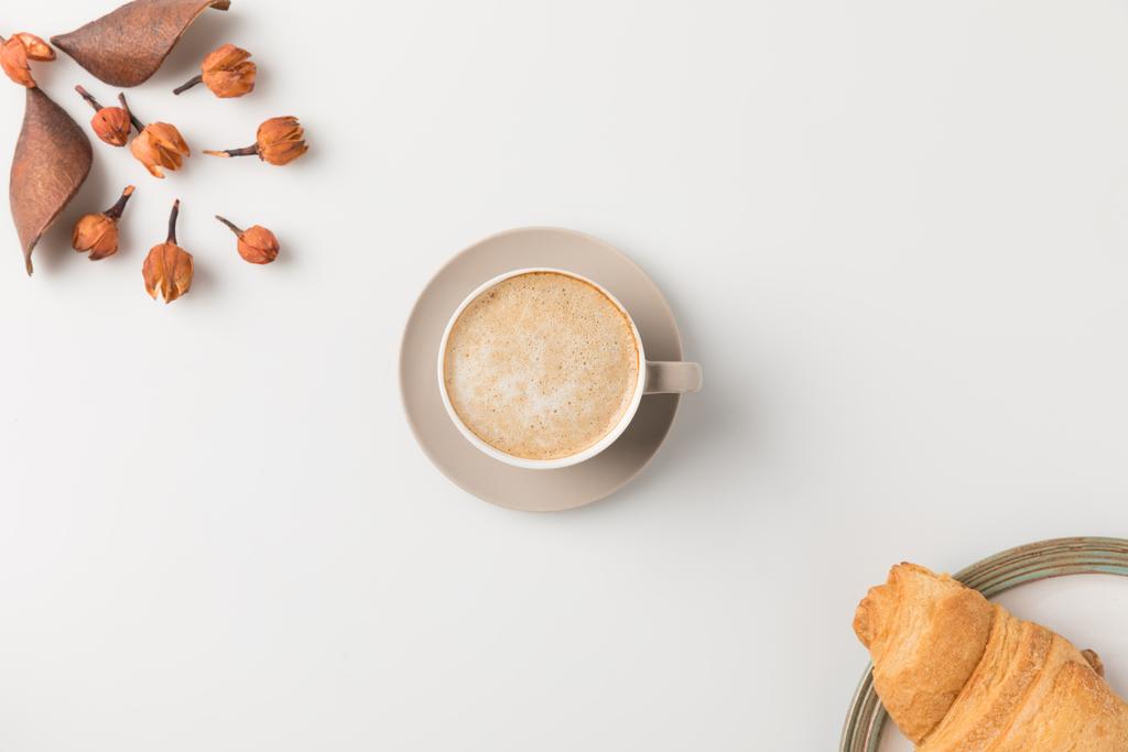 caffè con fiori e croissant
 - Foto, immagini