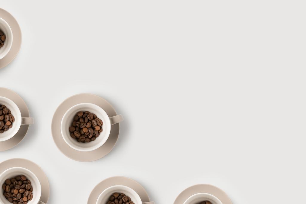 Kaffeebohnen in Tassen Zusammensetzung - Foto, Bild