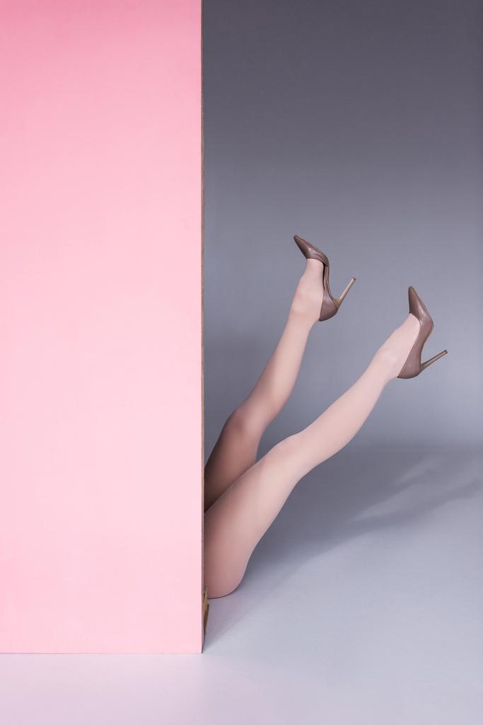 kobiece nogi w buty na wysokich obcasach  - Zdjęcie, obraz