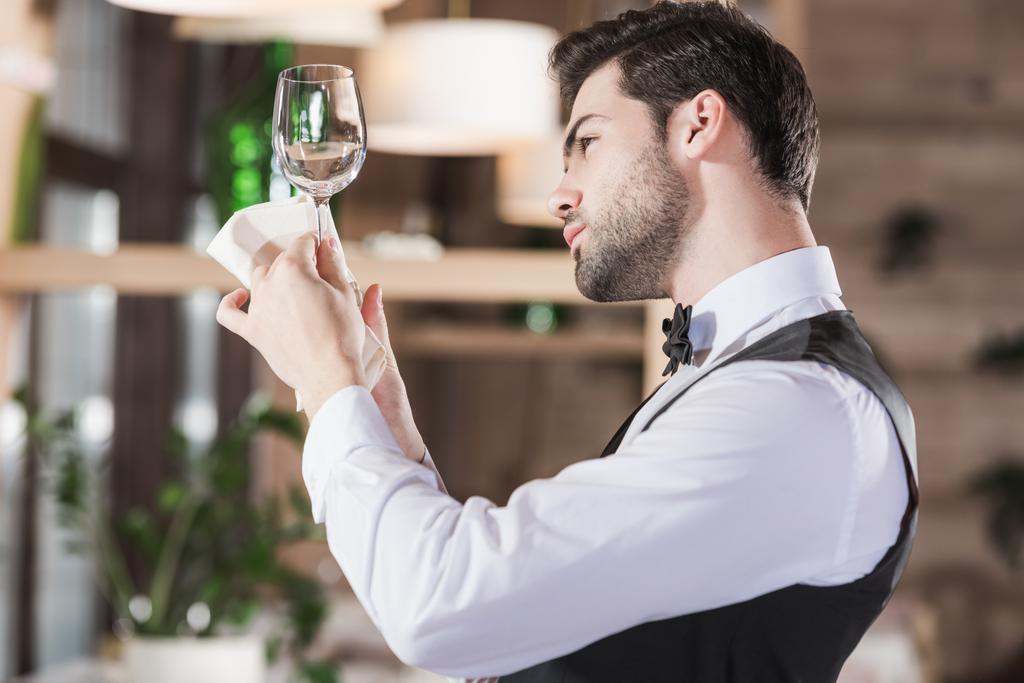 cameriere guardando bicchiere di vino pulito
 - Foto, immagini