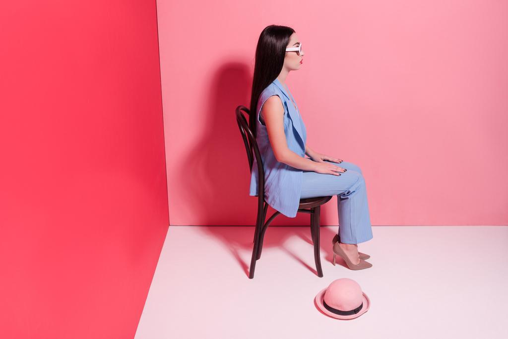 μόδας κορίτσι που κάθεται σε καρέκλα - Φωτογραφία, εικόνα