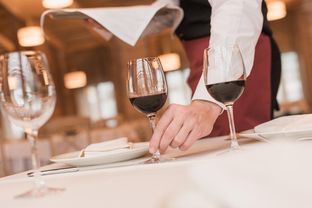 Ober portie wijnglazen op tafel - Foto, afbeelding