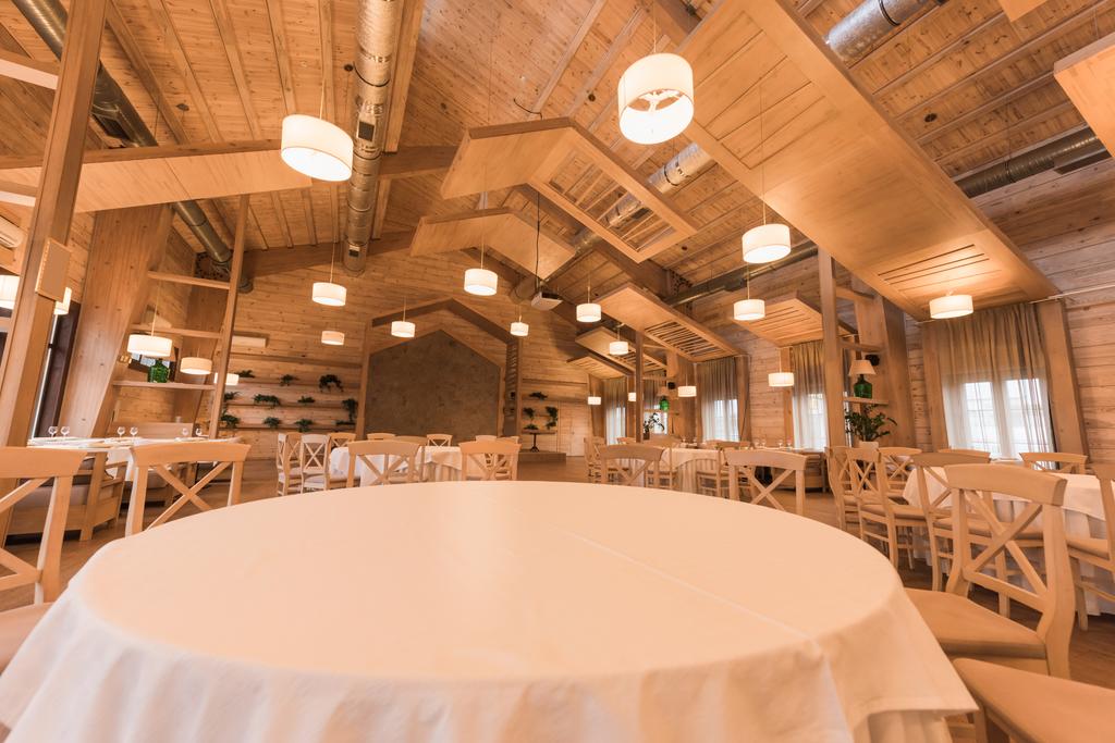 Το εστιατόριο άδειο με ξύλινο εσωτερικό - Φωτογραφία, εικόνα