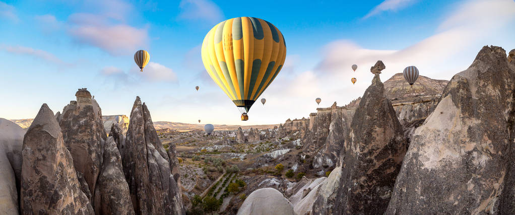 Heißluftballons fliegen in Kappadokien - Foto, Bild