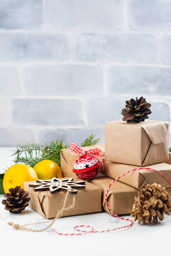 Montón de cajas de regalo de Navidad con decoración
 - Foto, imagen