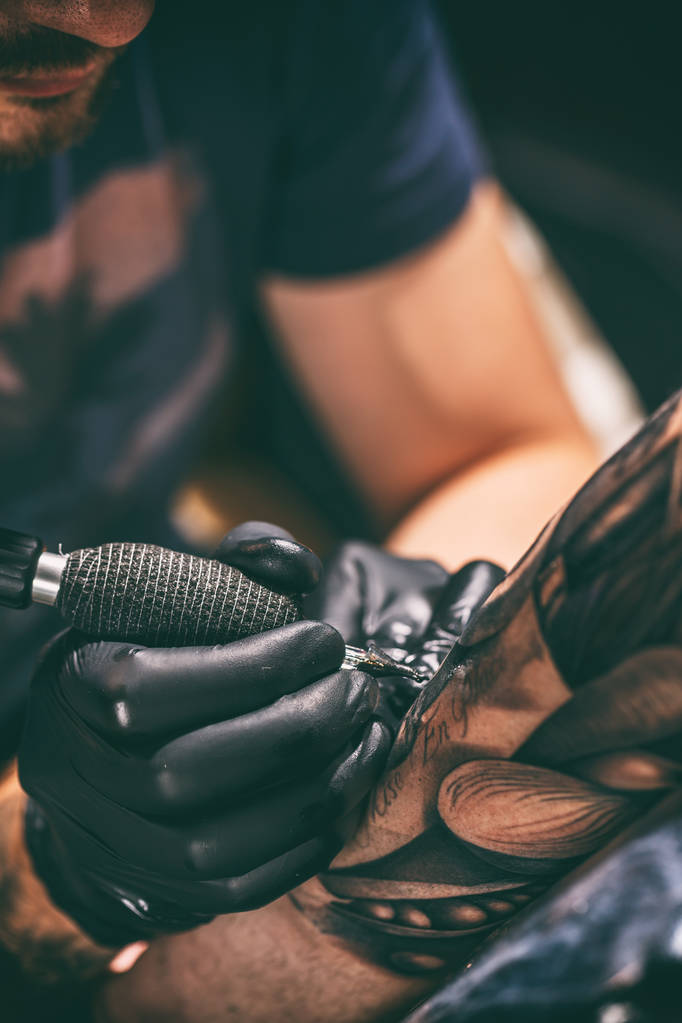 Dövme sanatçısı dövme oluşturma  - Fotoğraf, Görsel
