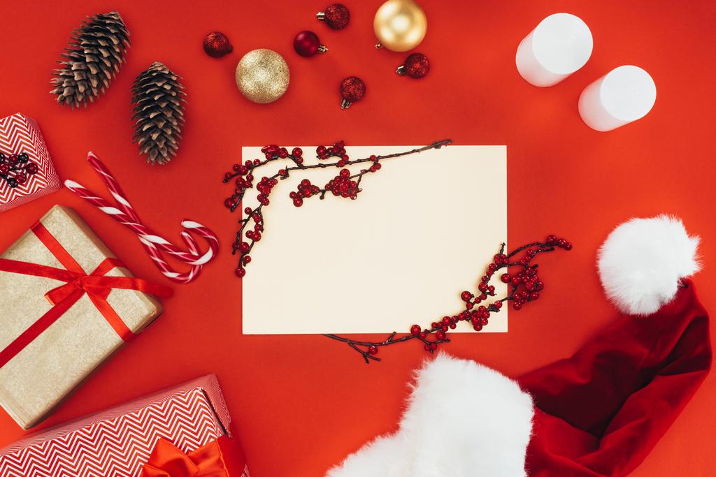 tarjeta en blanco, regalos y decoraciones navideñas
 - Foto, imagen