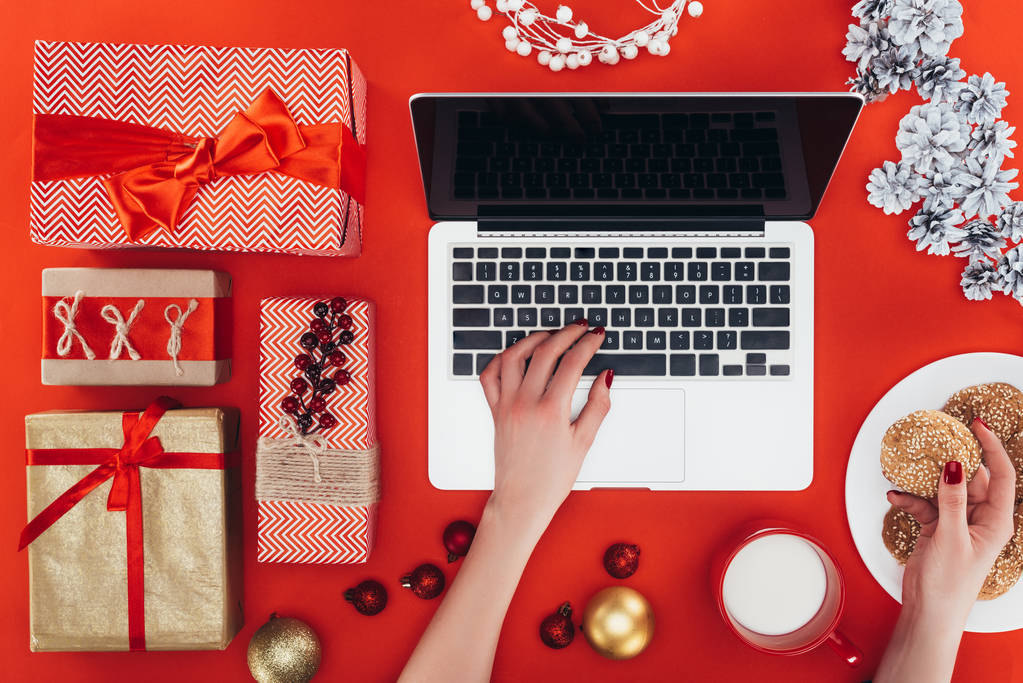 Weihnachtsgeschenke und Laptop - Foto, Bild