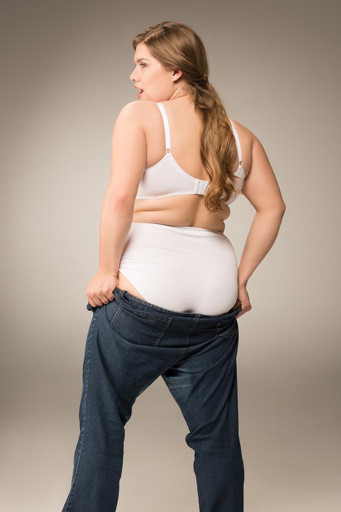 overgewicht meisje waering jeans - Foto, afbeelding