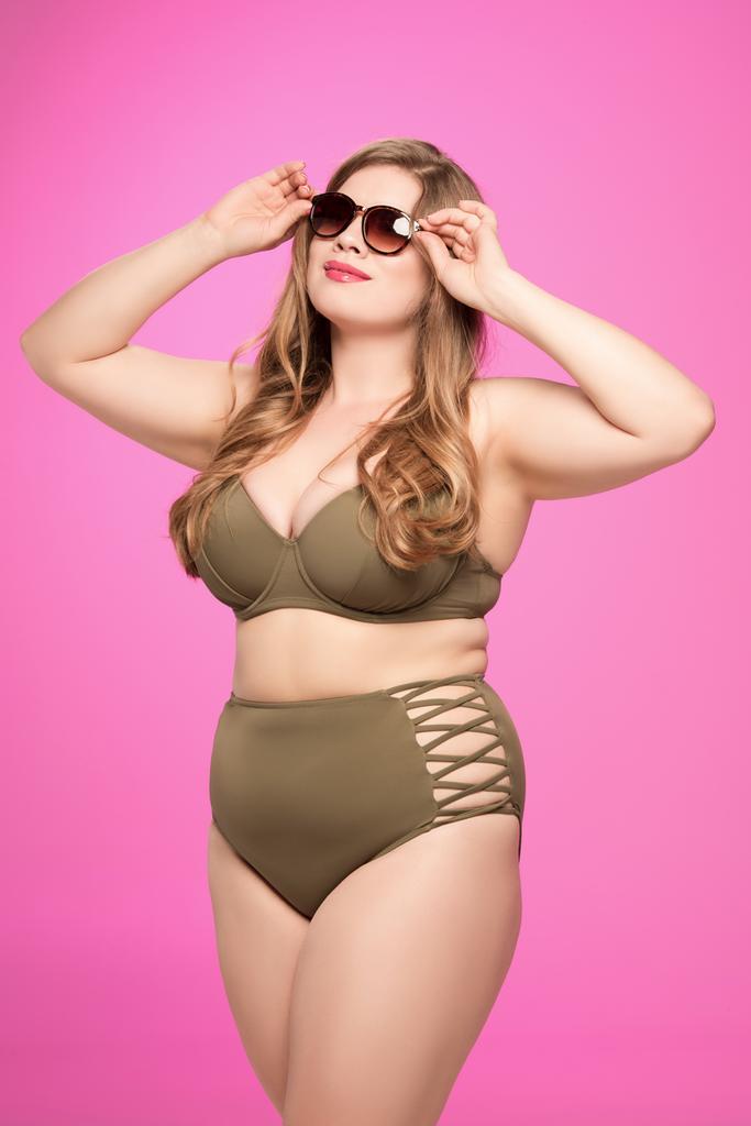 ylipainoinen nainen uimapuvussa ja aurinkolasit
 - Valokuva, kuva