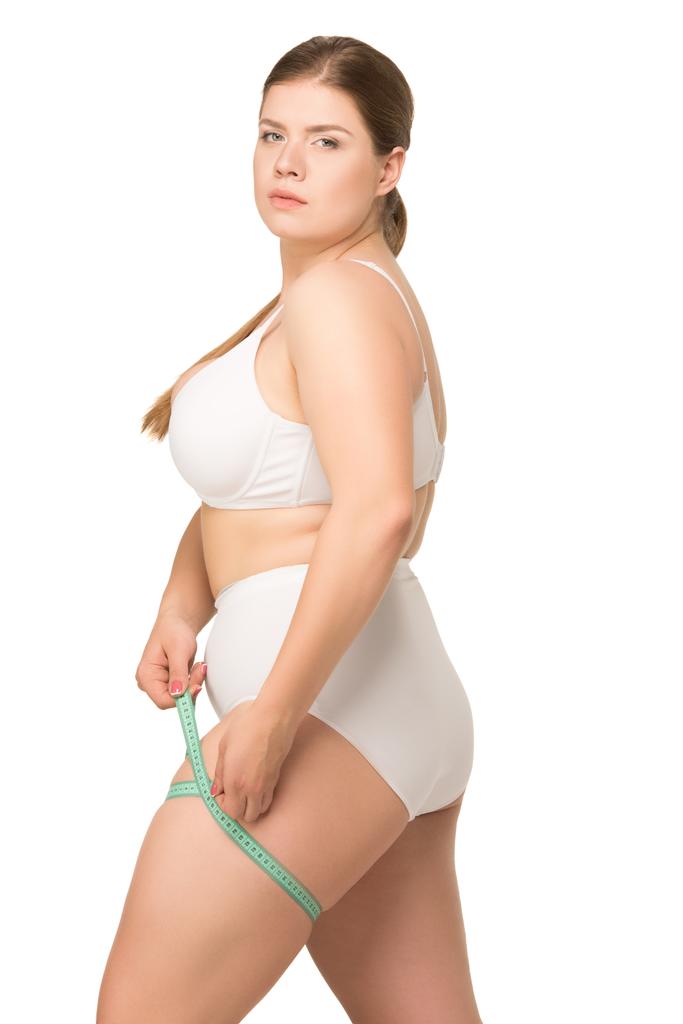 mujer con sobrepeso que mide la pierna
 - Foto, Imagen