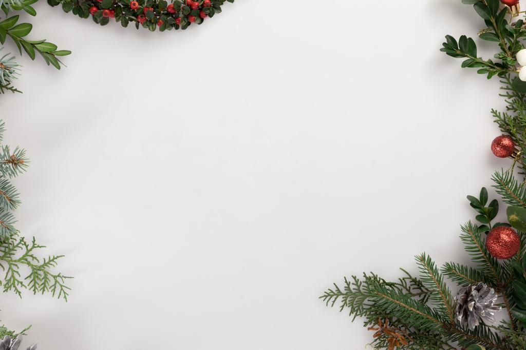 Marco de Navidad hecho de ramas de abeto - Foto, Imagen