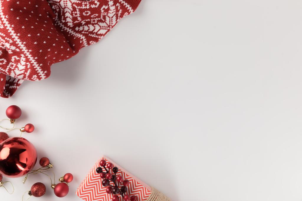 decoraciones de hristmas con bufanda de invierno
 - Foto, imagen