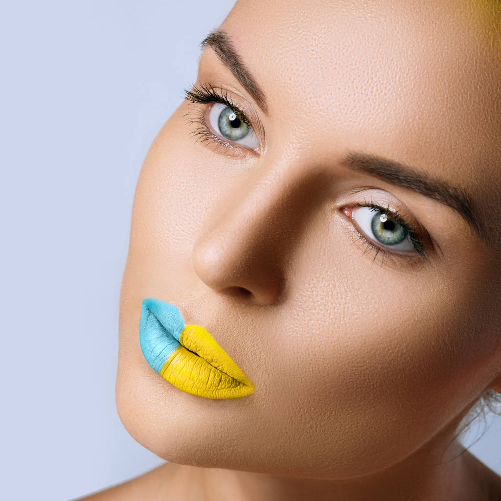 ženská tvář s barevnými rty  - Fotografie, Obrázek