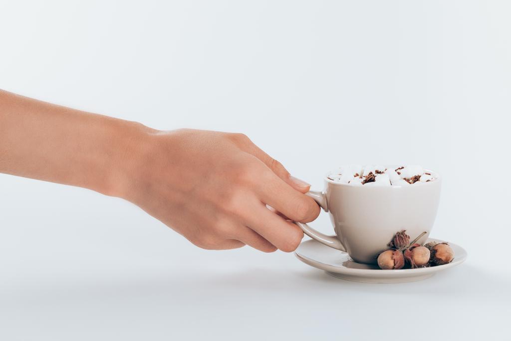 hand met een kop warme chocolademelk - Foto, afbeelding