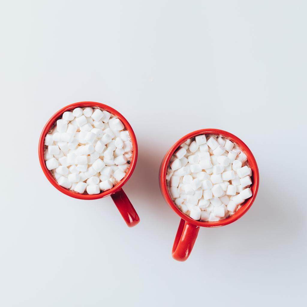 chocolade met marshmallows in kopjes - Foto, afbeelding