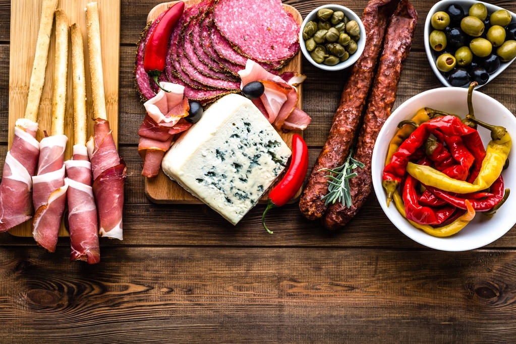 Pöytä ruoan kanssa, tapas-baari Espanjasta, kylmä liha ja lautanen espanjalaisen keittiön alkupaloilla
 - Valokuva, kuva