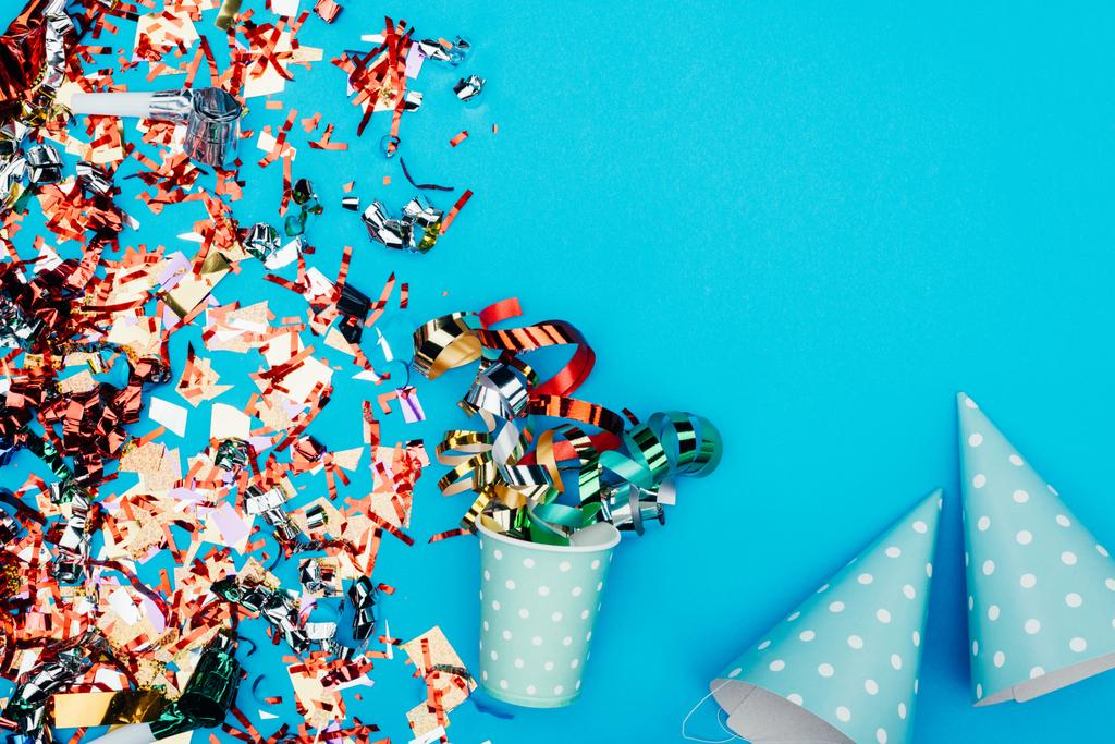 конфетти с бумажной чашкой и шляпы вечеринки
 - Фото, изображение