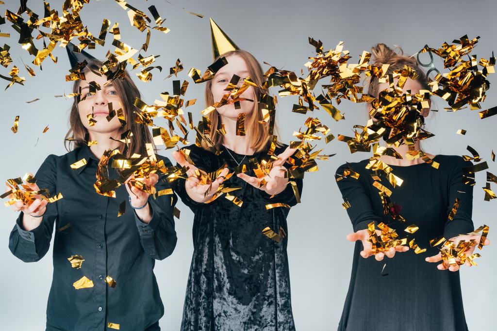 mulheres jogando dourado confetti
 - Foto, Imagem