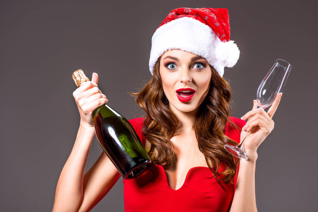 šokovaná dívka v santa hat s champagne - Fotografie, Obrázek