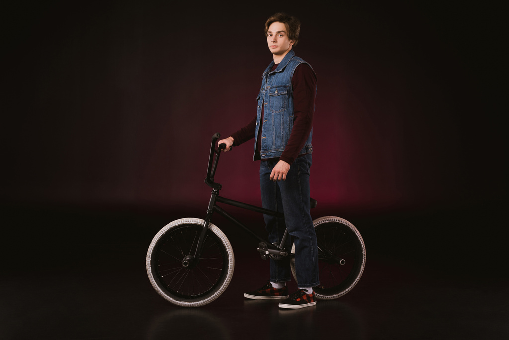 bmx の自転車の若いサイクリスト - 写真・画像