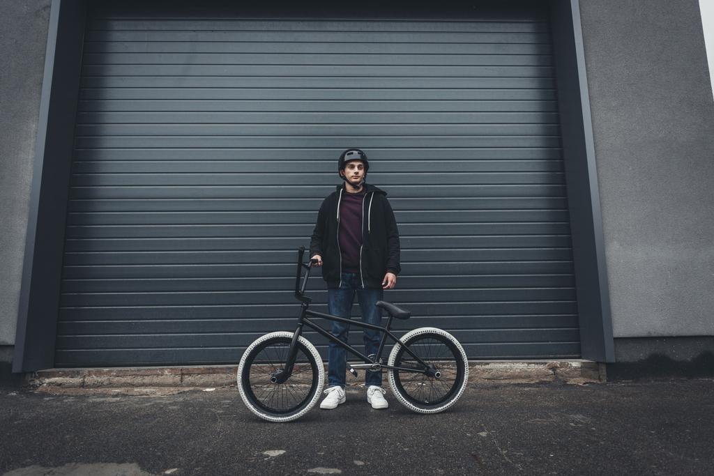 BMX fietser op straat - Foto, afbeelding