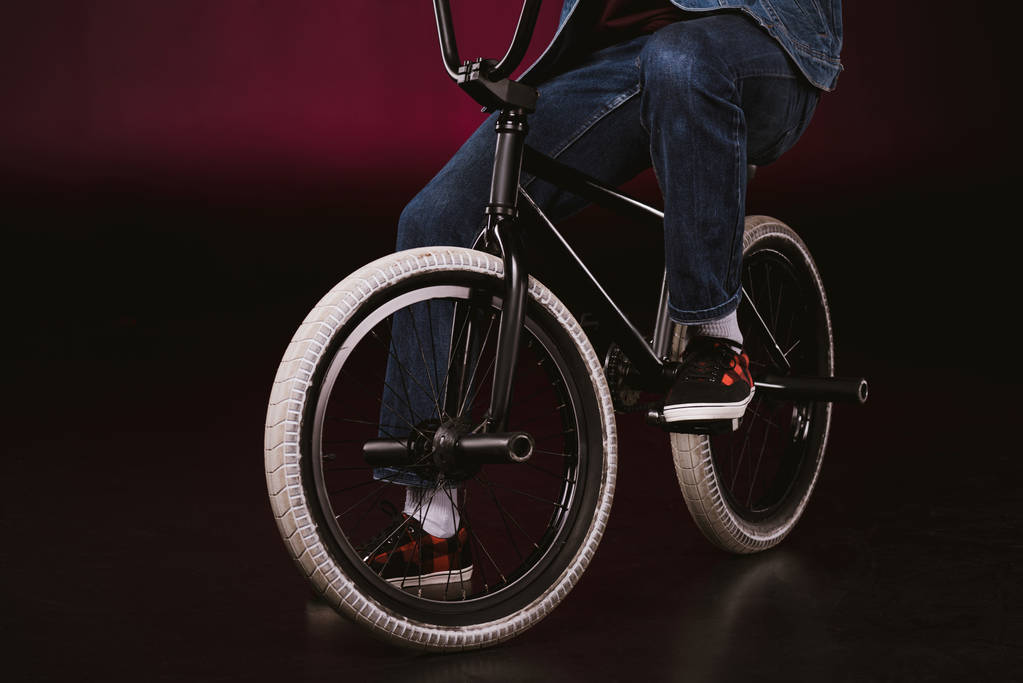 nuori pyöräilijä bmx polkupyörän kanssa
 - Valokuva, kuva